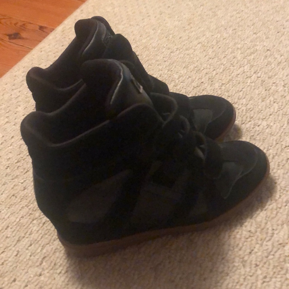 Heeled black sneakers